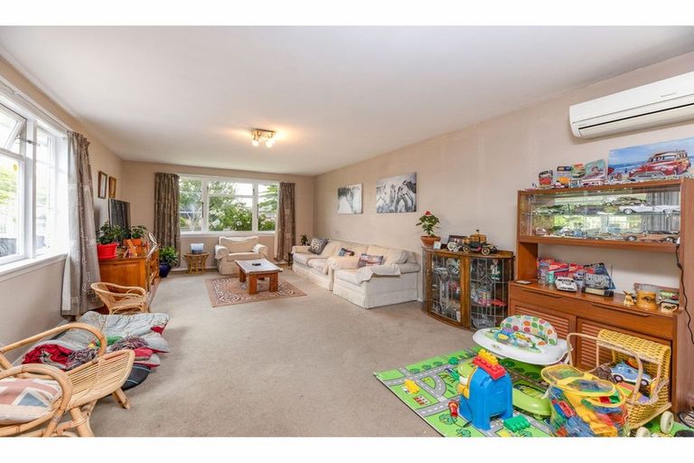 Photo of property in 54 Farquhars Road, Redwood, Christchurch, 8051