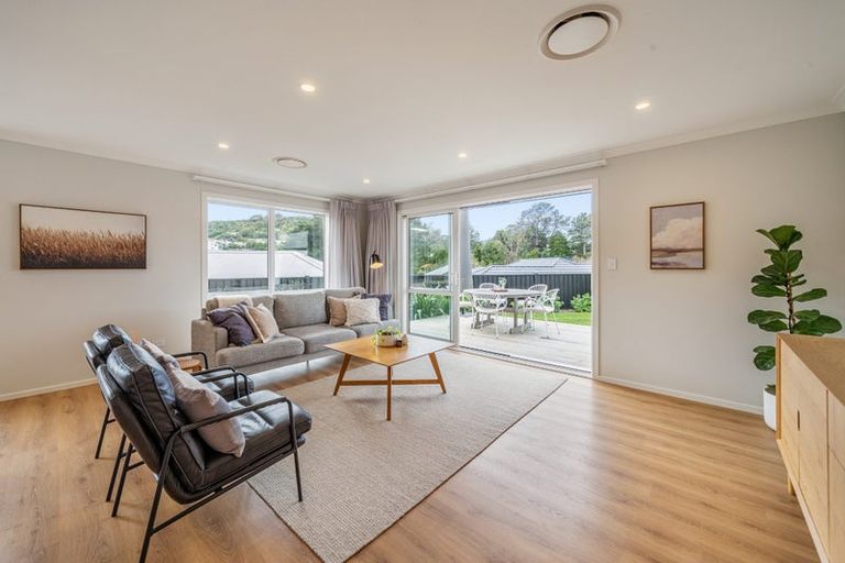 Photo of property in 15 Rewarewa Way, Timberlea, Upper Hutt, 5018