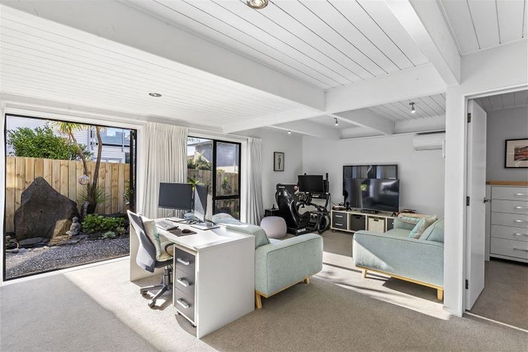 Photo of property in 2/8 Newburn Road, Waiake, Auckland, 0630