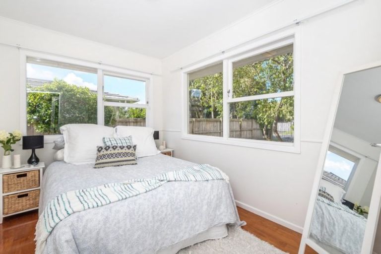 Photo of property in 6 Gill Avenue, Te Atatu Peninsula, Auckland, 0610