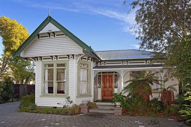 Photo of property in 135 Somerfield Street, Somerfield, Christchurch, 8024