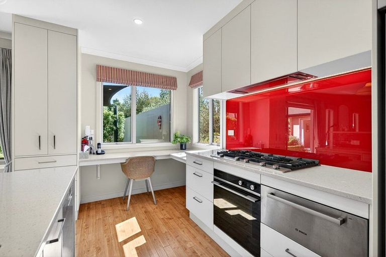 Photo of property in 10 Fairway Drive, Martinborough, 5711