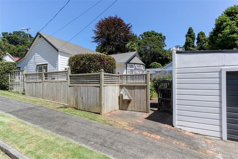 Photo of property in 24 Bracken Street, New Plymouth, 4310