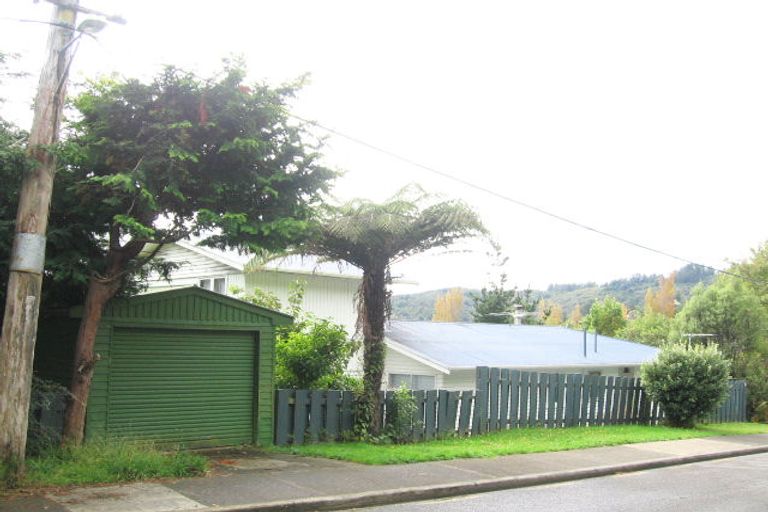 Photo of property in 81 Wyndham Road, Pinehaven, Upper Hutt, 5019