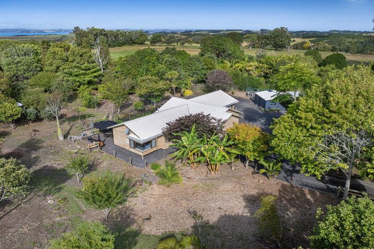 Photo of property in 1688 South Head Road, South Head, Helensville, 0874