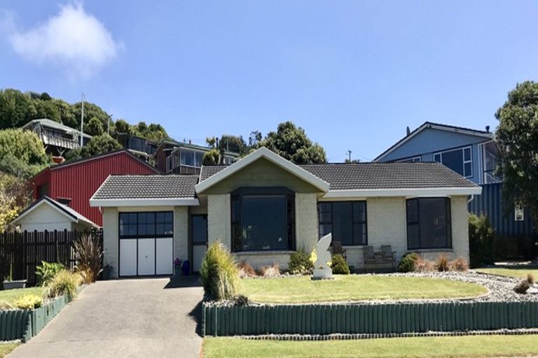Photo of property in 100 Marine Parade, Bluff, 9814