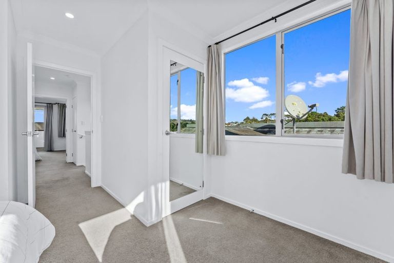 Photo of property in 11f Clearwater Cove, West Harbour, Auckland, 0618