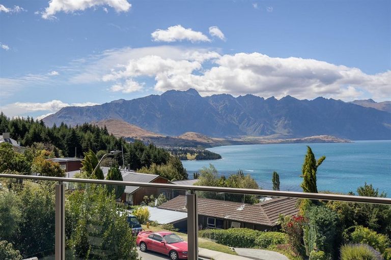 Photo of property in 54d Wynyard Crescent, Fernhill, Queenstown, 9300