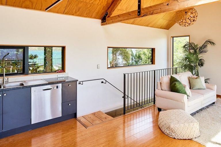 Photo of property in 13 Airlie Road, Plimmerton, Porirua, 5026