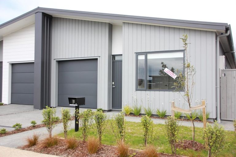 Photo of property in 18 Rauriki Lane, Rosehill, Papakura, 2113