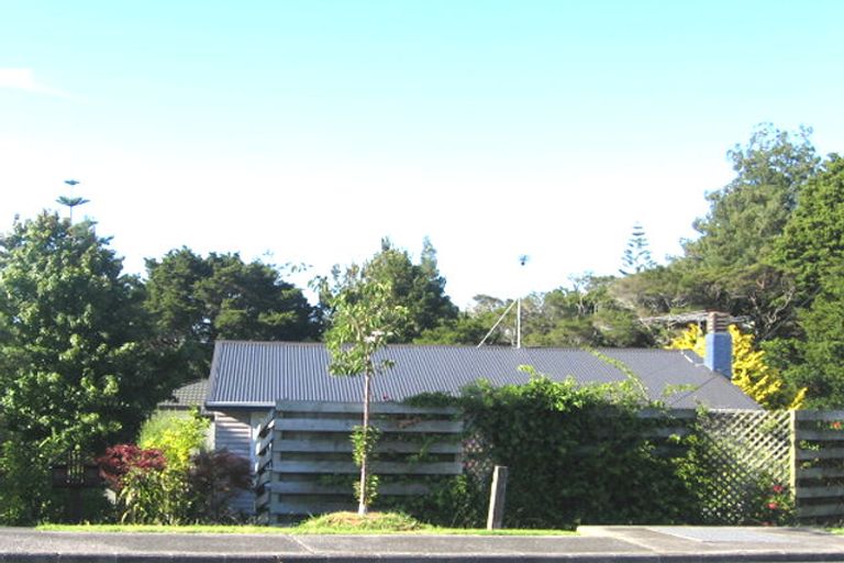 Photo of property in 2/51 Pupuke Road, Birkenhead, Auckland, 0627