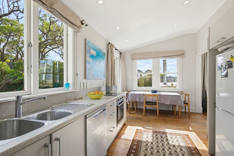 Photo of property in 32 Eden Street, Island Bay, Wellington, 6023