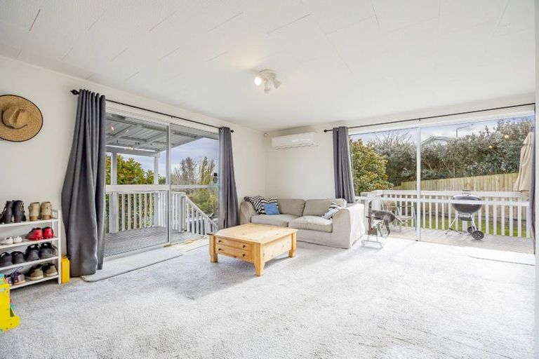 Photo of property in 17 Magdalen Place, West Harbour, Auckland, 0618