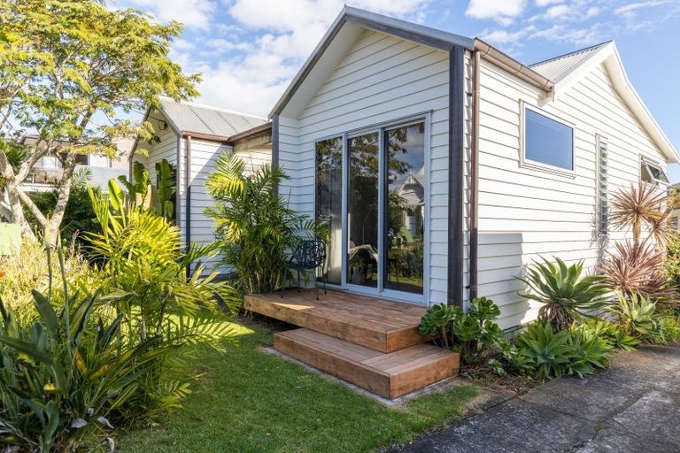 Photo of property in 8 Autere Street, Strandon, New Plymouth, 4312