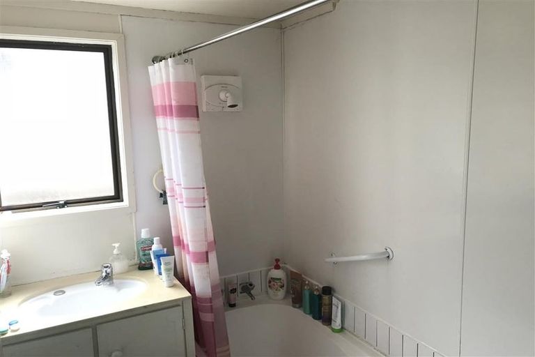 Photo of property in 33 Glen Vista Place, Bayview, Auckland, 0629