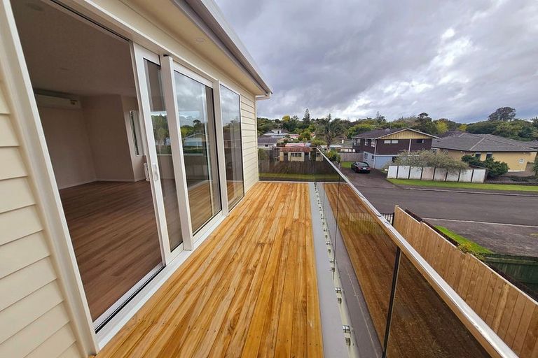 Photo of property in 1c Taupiko Place, Green Bay, Auckland, 0604
