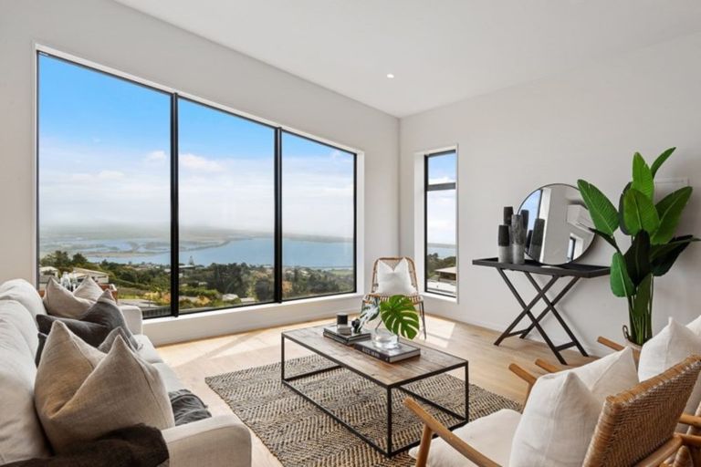 Photo of property in 2 Bluewater View, Mount Pleasant, Christchurch, 8081