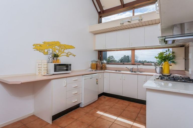 Photo of property in 37 Sunset Road, Totara Vale, Auckland, 0632