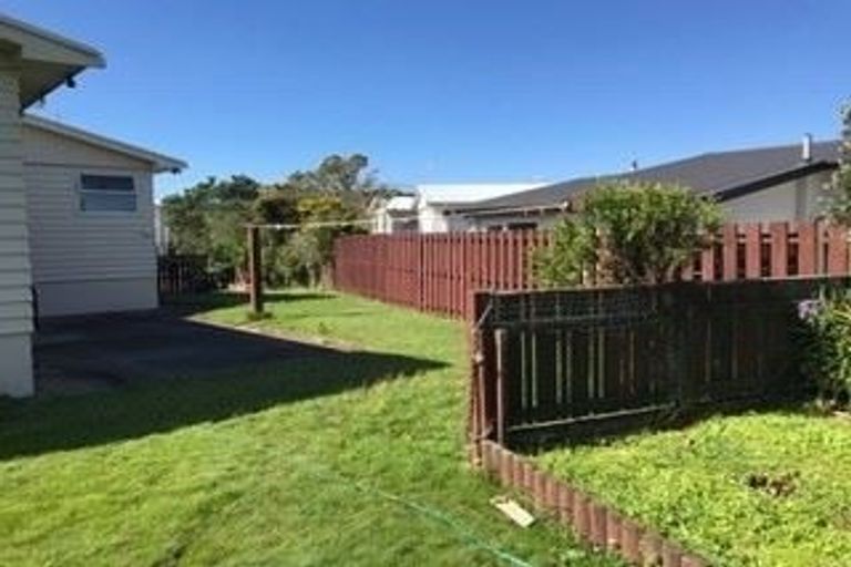 Photo of property in 8 Cheyne Walk, Newlands, Wellington, 6037