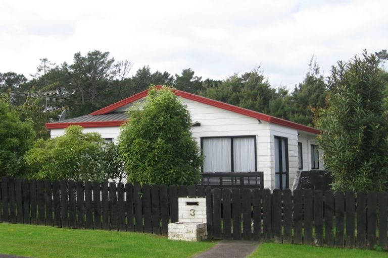 Photo of property in 3 Lowell Place, Massey, Auckland, 0614