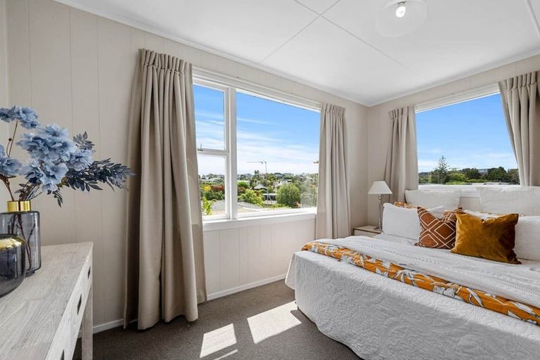 Photo of property in 1/52 Beulah Avenue, Rothesay Bay, Auckland, 0630