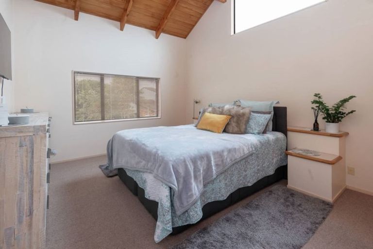 Photo of property in 33 Booralee Avenue, Botany Downs, Auckland, 2010