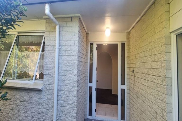 Photo of property in 2 Kerlin Crescent, West Harbour, Auckland, 0618