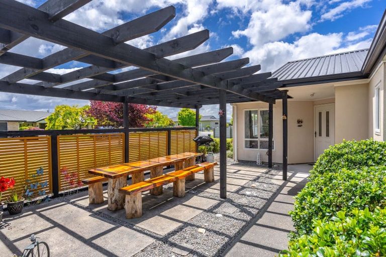 Photo of property in 2 Daffodil Grove, Carterton, 5713