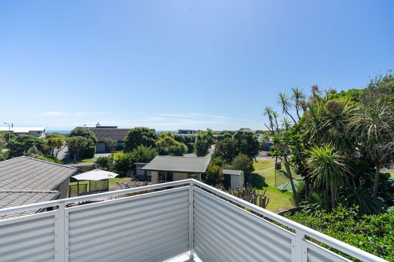 Photo of property in 18 Marram Way, Peka Peka, Waikanae, 5391