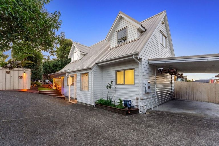 Photo of property in 8a Aplin Place, Birkdale, Auckland, 0626