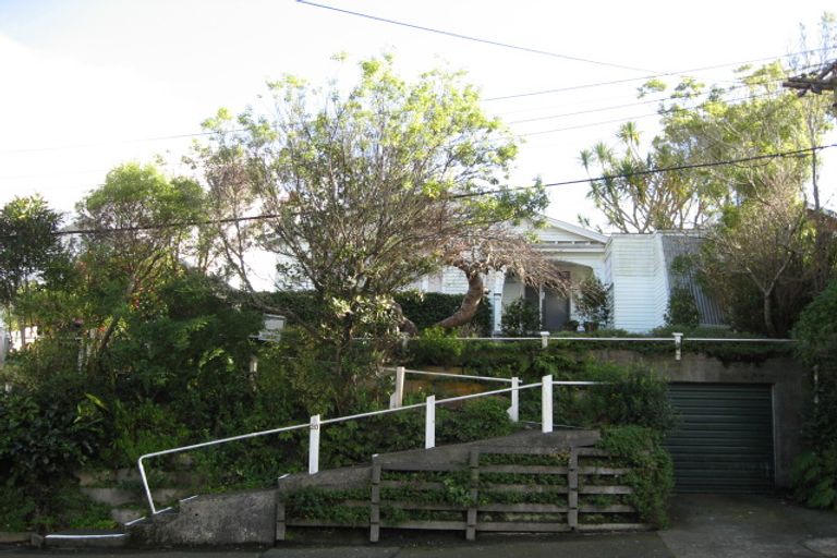 Photo of property in 20 Newcombe Crescent, Karori, Wellington, 6012
