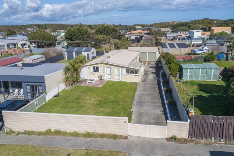 Photo of property in 4 Himatangi Street, Himatangi Beach, Foxton, 4891