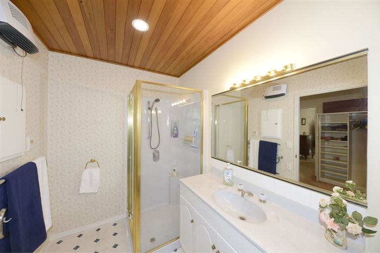 Photo of property in 1 Thorrington Road, Cashmere, Christchurch, 8022