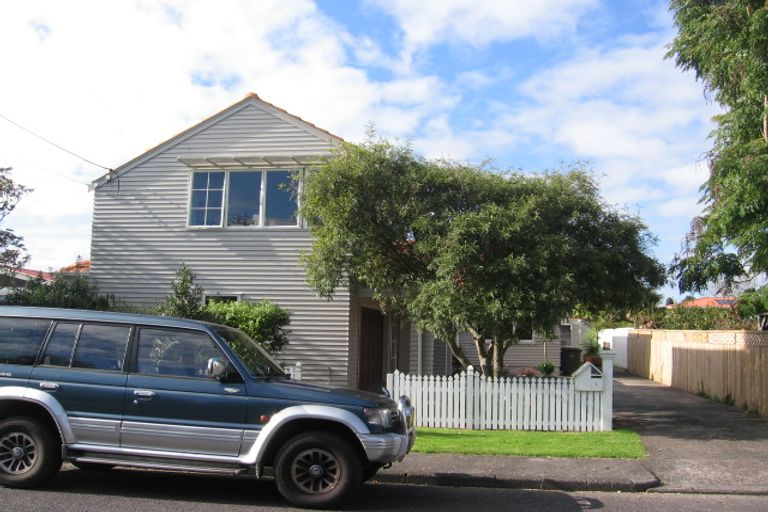Photo of property in 1 Barberry Lane, Te Atatu Peninsula, Auckland, 0610