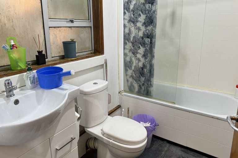 Photo of property in 72 Peach Road, Glenfield, Auckland, 0629