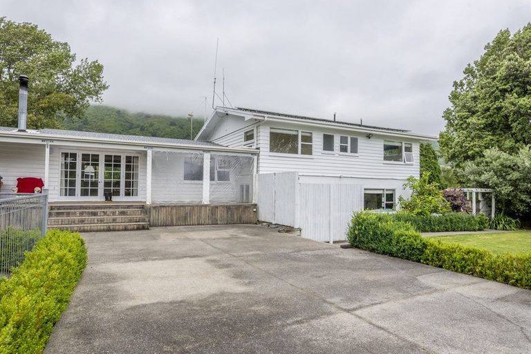 Photo of property in 173 State Highway 1, Waikanae, 5391