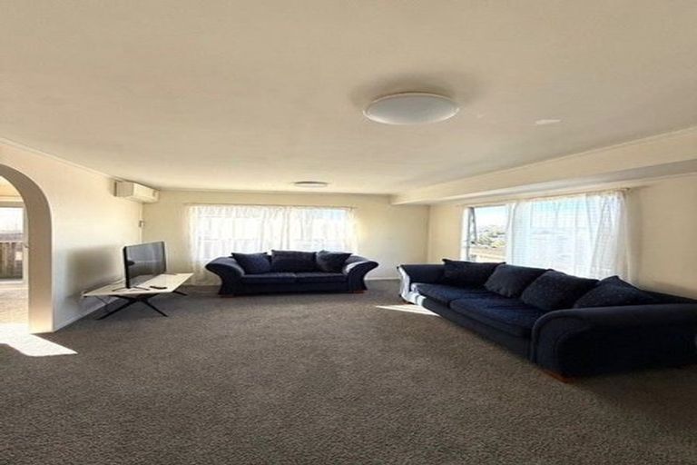 Photo of property in 261 Wairau Road, Totara Vale, Auckland, 0627