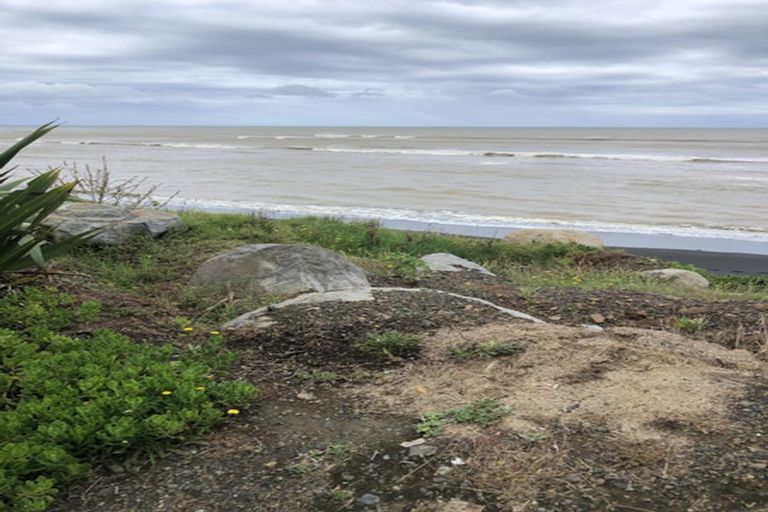 Photo of property in 16 Point Road, Mokau, 4376