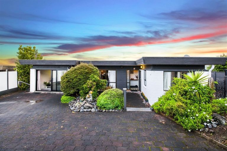 Photo of property in 2/262 Don Buck Road, Massey, Auckland, 0614