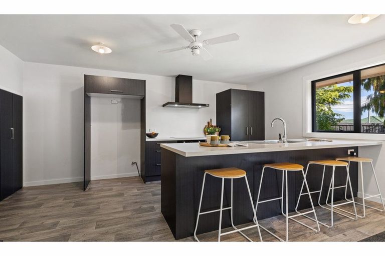 Photo of property in 1/100 Prestons Road, Redwood, Christchurch, 8051