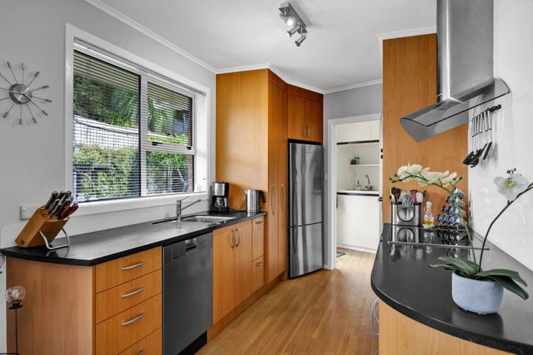 Photo of property in 42 Seaview Road, Marfell, New Plymouth, 4310