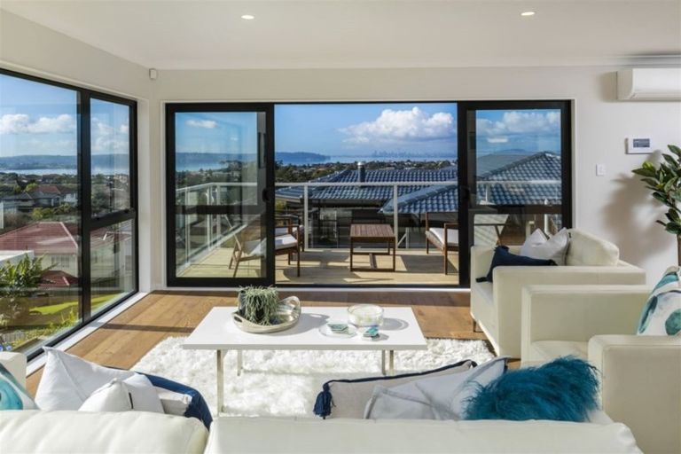 Photo of property in 29 Bernleigh Terrace, West Harbour, Auckland, 0618