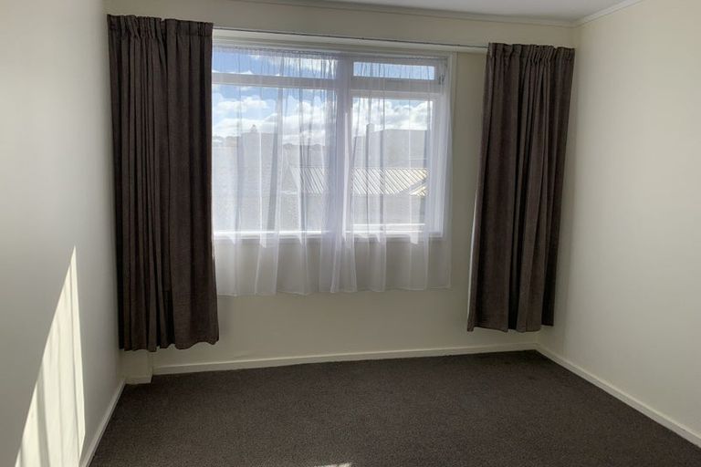 Photo of property in Milford Court Flats, 3/515 Adelaide Road, Berhampore, Wellington, 6023