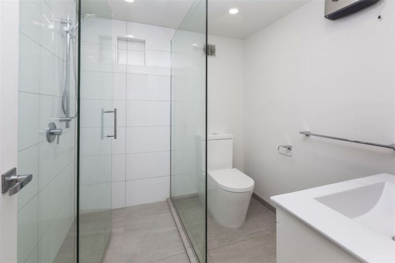 Photo of property in 32 The Brae, Mount Pleasant, Christchurch, 8081