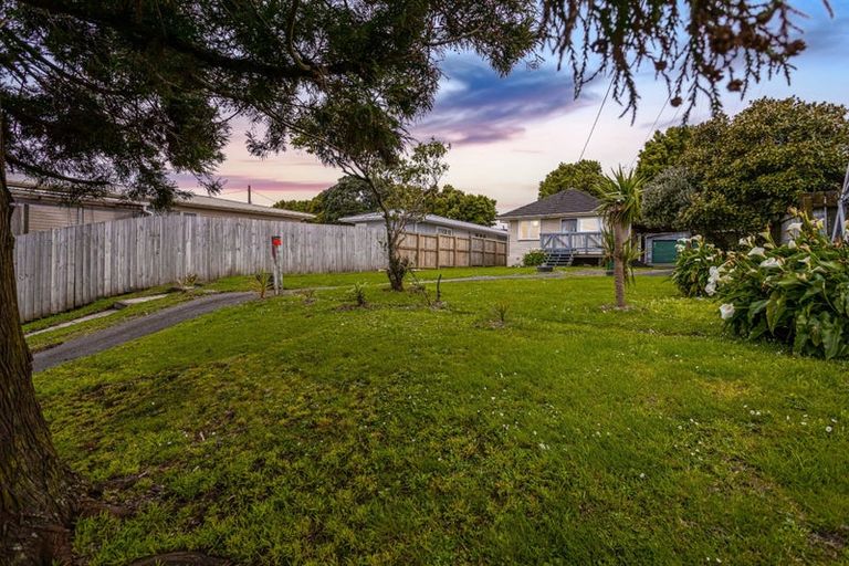 Photo of property in 15 Paton Avenue, Te Atatu South, Auckland, 0610
