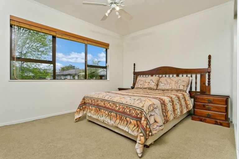 Photo of property in 1/17 Tetrarch Place, Totara Vale, Auckland, 0629