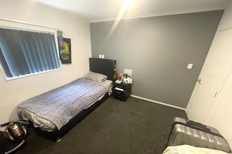 Photo of property in 1/4214a Great North Road, Glendene, Auckland, 0602