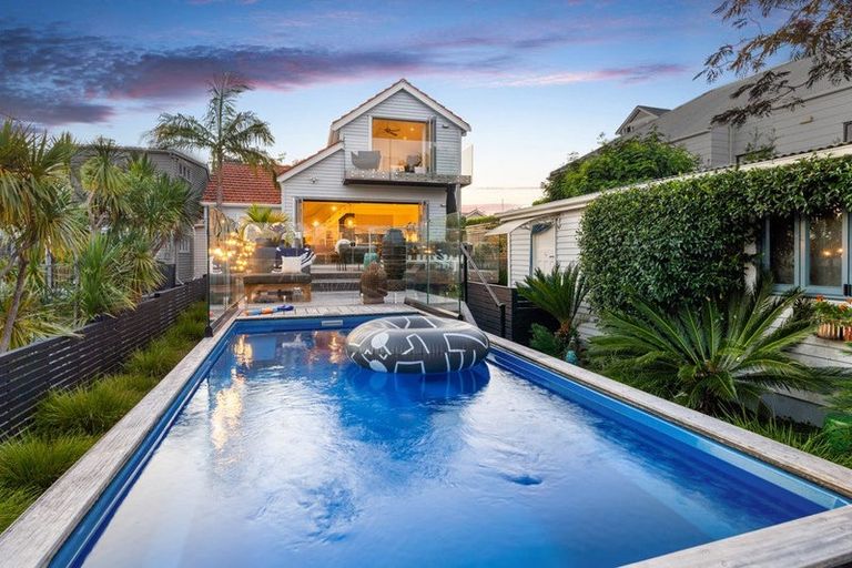 Photo of property in 31 Church Street, Northcote Point, Auckland, 0627