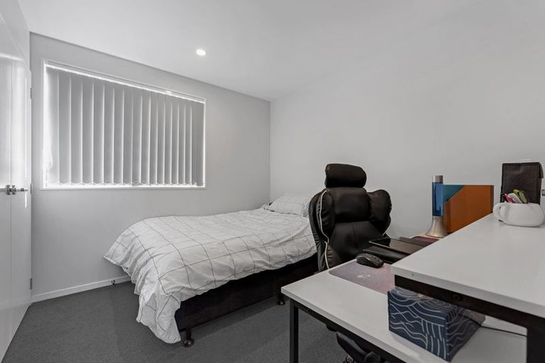 Photo of property in 2/119 Bruce Mclaren Road, Henderson, Auckland, 0612