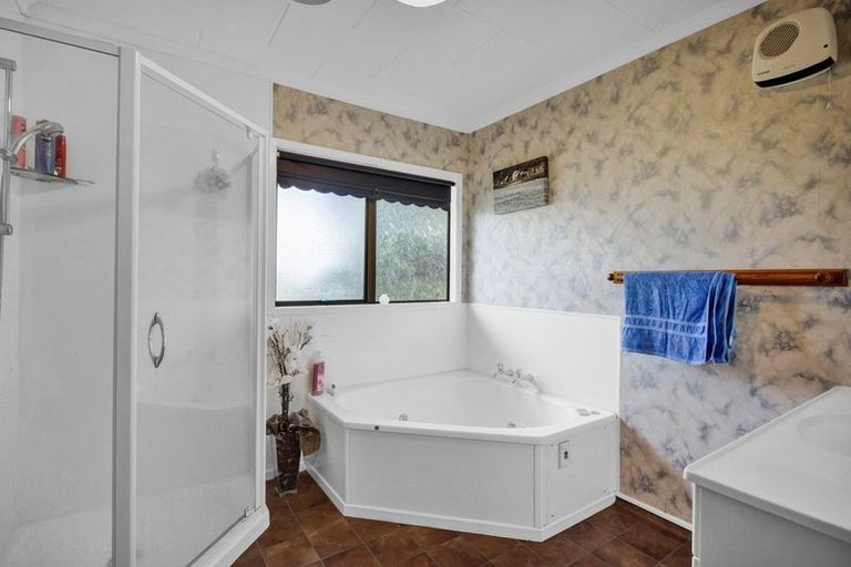 Photo of property in 44 Rawhitiroa Road, Eltham, 4322